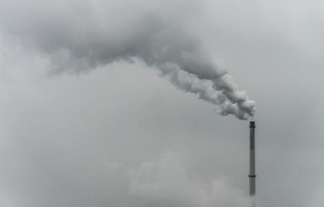 La France a mis en place mercredi la fin partielle des quotas gratuits de droits à polluer dans l'industrie à compter du 1er janvier 2013, au moment où Bruxelles cherche à redresser un prix du carbone tombé au plus bas. La France a mis en place mercredi la fin partielle des quotas gratuits de droits à polluer dans l'industrie à compter du 1er janvier 2013, au moment où Bruxelles cherche à redresser un prix du carbone tombé au plus bas.