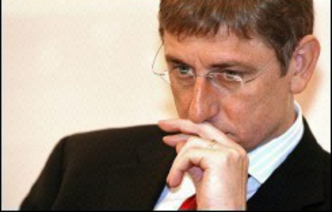 Le Premier ministre hongrois Ferenc Gyurcsany a annoncé mardi qu'il voulait rétablir l'ordre "par tous les moyens" après que de violents affrontements entre manifestants d'extrême droite et membres des forces de l'ordre devant le siège de la télévision à Budapest ont fait 150 blessés. Le Premier ministre hongrois Ferenc Gyurcsany a annoncé mardi qu'il voulait rétablir l'ordre "par tous les moyens" après que de violents affrontements entre manifestants d'extrême droite et membres des forces de l'ordre devant le siège de la télévision à Budapest ont fait 150 blessés.