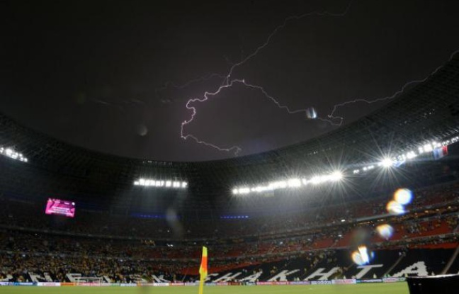 Le match Ukraine-France, comptant pour la 2e journée du groupe D de l'Euro-2012, a été interrompu, à peine commencé depuis moins de 5 minutes, pendant 57 minutes à la suite d'un violent orage avec des fortes pluies, vendredi à Donetsk. Le match Ukraine-France, comptant pour la 2e journée du groupe D de l'Euro-2012, a été interrompu, à peine commencé depuis moins de 5 minutes, pendant 57 minutes à la suite d'un violent orage avec des fortes pluies, vendredi à Donetsk.