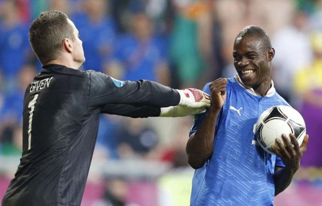Mario Balotelli s'amuse de Shay Given pendant Italie-Irlande à l'Euro, à Poznan, le 18 juin 2012. Mario Balotelli s'amuse de Shay Given pendant Italie-Irlande à l'Euro, à Poznan, le 18 juin 2012.