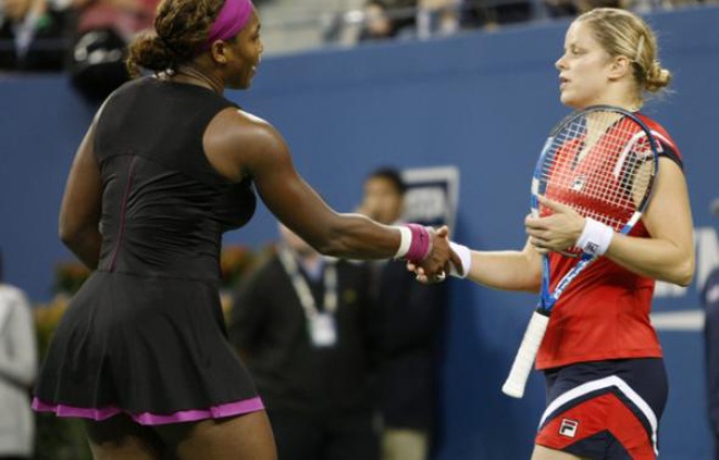 Serena Williams serre la main de Kim Clijsters, après avoir perdu en demi-finale de l'US Open sur une faute de pied qui a dégénéré, à New York le 12 septembre 2009.
Serena Williams serre la main de Kim Clijsters, après avoir perdu en demi-finale de l'US Open sur une faute de pied qui a dégénéré, à New York le 12 septembre 2009.