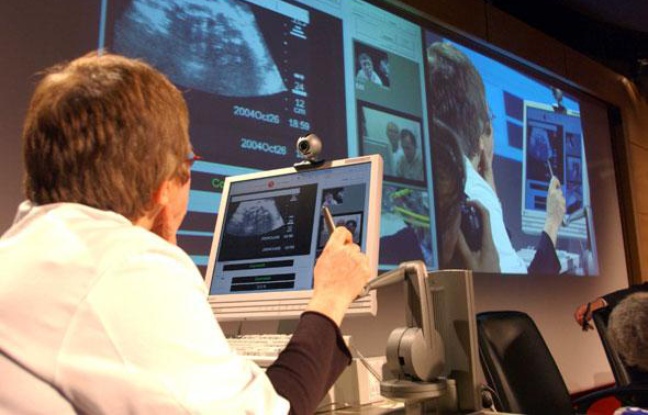 Première expérimentation mondiale d'échographie cardiaque et obstétrique en simultané sur 3 sites distants, en 2004 à Paris. Première expérimentation mondiale d'échographie cardiaque et obstétrique en simultané sur 3 sites distants, en 2004 à Paris.