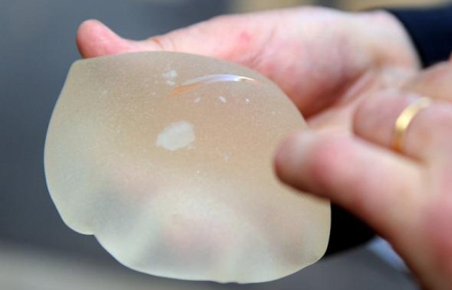Une plainte a été déposée vendredi à Marseille (sud) à l'encontre de la société allemande qui certifiait le gel contenu dans les prothèses mammaires défectueuses du fabricant varois PIP, soupçonné de fraude, a-t-on appris auprès d'un avocat des victimes, confirmant une information du Parisien. Une plainte a été déposée vendredi à Marseille (sud) à l'encontre de la société allemande qui certifiait le gel contenu dans les prothèses mammaires défectueuses du fabricant varois PIP, soupçonné de fraude, a-t-on appris auprès d'un avocat des victimes, confirmant une information du Parisien.