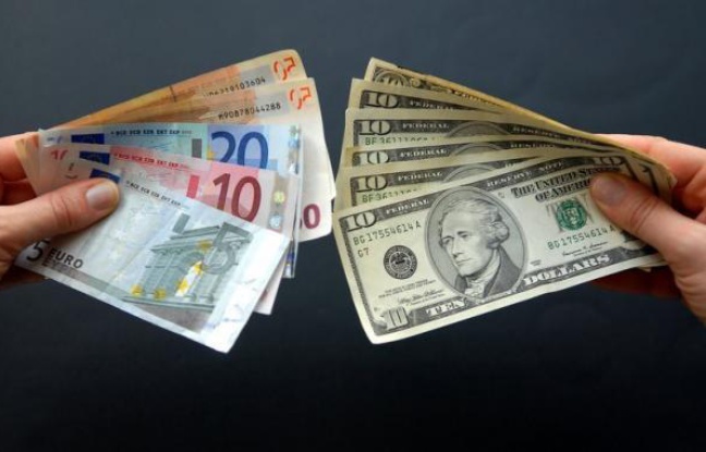 L'euro plongeait face au dollar mardi, après avoir évolué la plus grande partie de la séance autour de l'équilibre, plombé par un regain d'inquiétude sur une contagion de la crise à l'Espagne déclenché par l'abaissement de la note souveraine du pays par une petite agence de notation. L'euro plongeait face au dollar mardi, après avoir évolué la plus grande partie de la séance autour de l'équilibre, plombé par un regain d'inquiétude sur une contagion de la crise à l'Espagne déclenché par l'abaissement de la note souveraine du pays par une petite agence de notation.