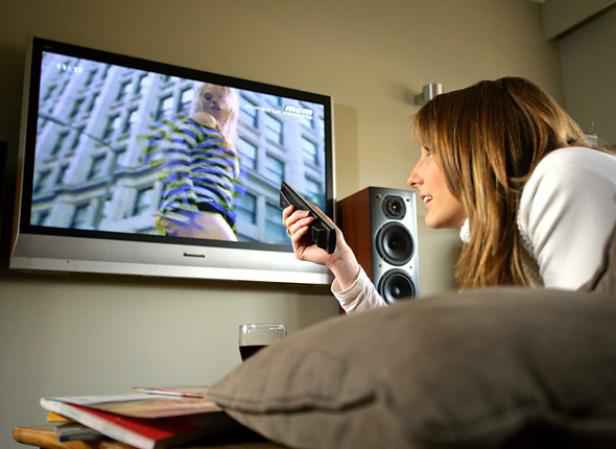 Regarder De Plus Près Ou Prêt Regarder la télé, un loisir que les Français pratiquent de plus en plus