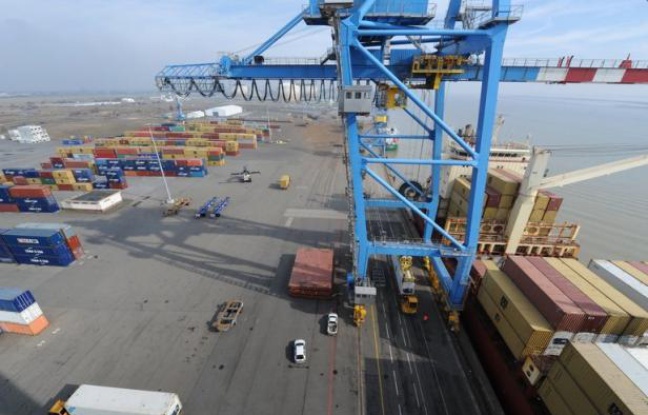 Le déficit commercial de la France, nettement creusé en février par la vague de froid qui avait dopé les importations d'énergie, a reculé en mars pour atteindre 5,721 milliards d'euros, selon les données publiées mercredi par les Douanes. Le déficit commercial de la France, nettement creusé en février par la vague de froid qui avait dopé les importations d'énergie, a reculé en mars pour atteindre 5,721 milliards d'euros, selon les données publiées mercredi par les Douanes.