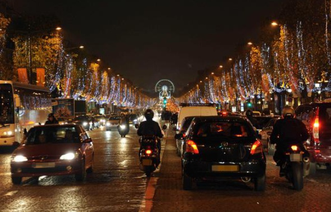 Les illuminations de Noël sur les Champs Elysées à Paris, le 22 novembre 2010. Les illuminations de Noël sur les Champs Elysées à Paris, le 22 novembre 2010.