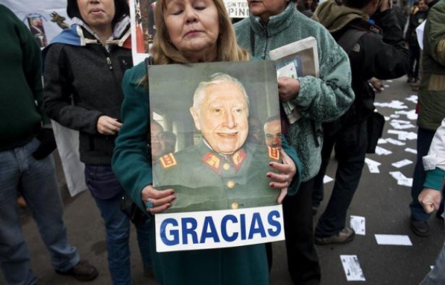 "Merci, merci Pinochet! Vous avez été un grand président", chante une femme avec conviction sur l'air de Lili Marleen : les derniers "pinochétistes" défendent avec passion l'ex-dictateur chilien, nostalgiques d'une oeuvre qui, selon eux, n'est pas reconnue. "Merci, merci Pinochet! Vous avez été un grand président", chante une femme avec conviction sur l'air de Lili Marleen : les derniers "pinochétistes" défendent avec passion l'ex-dictateur chilien, nostalgiques d'une oeuvre qui, selon eux, n'est pas reconnue.