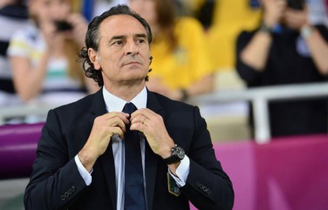 Cesare Prandelli a bâti sur les ruines du Mondial-2010 une nouvelle Italie, plus joueuse et moins basée sur la défense, et l'a conduite jusqu'en finale de l'Euro-2012. Cesare Prandelli a bâti sur les ruines du Mondial-2010 une nouvelle Italie, plus joueuse et moins basée sur la défense, et l'a conduite jusqu'en finale de l'Euro-2012.