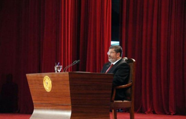 Le nouveau président égyptien, l'islamiste Mohamed Morsi, a entamé dimanche un mandat aux pouvoirs limités par les vastes prérogatives de l'armée, avec pour première tâche la formation d'un "gouvernement de coalition" pour donner des gages d'ouverture. Le nouveau président égyptien, l'islamiste Mohamed Morsi, a entamé dimanche un mandat aux pouvoirs limités par les vastes prérogatives de l'armée, avec pour première tâche la formation d'un "gouvernement de coalition" pour donner des gages d'ouverture.