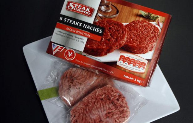 Des steaks hachés de la marque Steak Country fabriqué par la société SEB et distribuée par le discounter Lidl, à Lille, le 16 juin 2011. Des steaks hachés de la marque Steak Country fabriqué par la société SEB et distribuée par le discounter Lidl, à Lille, le 16 juin 2011.