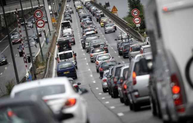 L'accès aux stations de sports d'hiver était, comme prévu par Bison Futé, très difficile samedi matin, les routes et autoroutes de Rhône-Alpes, où la journée est classée "noir", étant prises d'assaut par les vacanciers L'accès aux stations de sports d'hiver était, comme prévu par Bison Futé, très difficile samedi matin, les routes et autoroutes de Rhône-Alpes, où la journée est classée "noir", étant prises d'assaut par les vacanciers