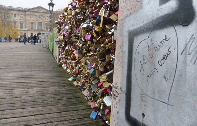 Les vendeurs à la sauvette du pont des Arts ont vu leurs ventes dégringoler au rythme de linstallation des vitres et des planches en bois le long du pont pour empêcher les touristes daccrocher de nouveaux cadenas. Les vendeurs à la sauvette du pont des Arts ont vu leurs ventes dégringoler au rythme de linstallation des vitres et des planches en bois le long du pont pour empêcher les touristes daccrocher de nouveaux cadenas.