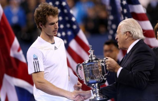 Andy Murray a décroché lundi à New York son premier titre du Grand Chelem, brisant une malédiction britannique qui durait depuis 76 ans grâce à une épique victoire sur le Serbe Novak Djokovic. Andy Murray a décroché lundi à New York son premier titre du Grand Chelem, brisant une malédiction britannique qui durait depuis 76 ans grâce à une épique victoire sur le Serbe Novak Djokovic.