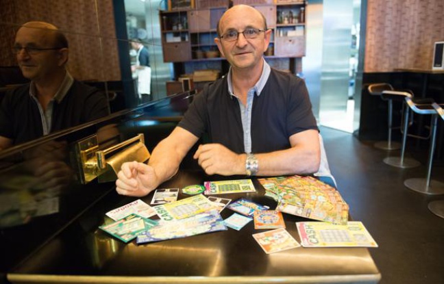 Robert Riblet, qui accuse la Française des Jeux de «manipuler la chance» avec ses jeux de grattage, le 24 mai 2013 à Paris. Robert Riblet, qui accuse la Française des Jeux de «manipuler la chance» avec ses jeux de grattage, le 24 mai 2013 à Paris.