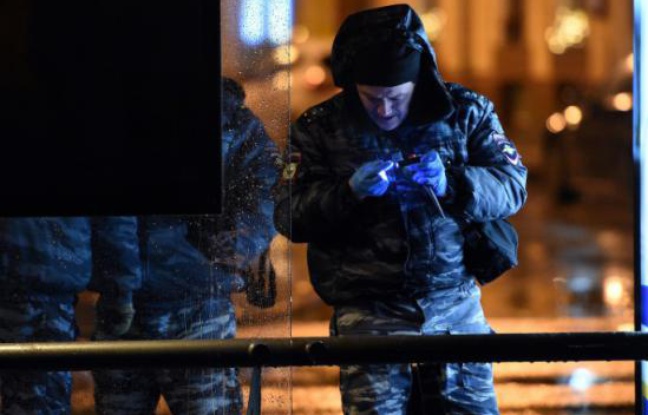 Des policiers russes enquêtent après une explosion dans un bus à Moscou le 7 décembre 2015 Des policiers russes enquêtent après une explosion dans un bus à Moscou le 7 décembre 2015