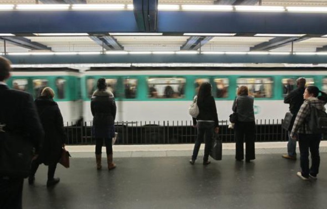 Les premiers trains ont commencé à parcourir les 16,6 km de la ligne entre Château de Vincennes et la Défense, de nuit pour l'instant, tandis que l'aménagement des quais est en cours d'achèvement, après trois ans de travaux. Les premiers trains ont commencé à parcourir les 16,6 km de la ligne entre Château de Vincennes et la Défense, de nuit pour l'instant, tandis que l'aménagement des quais est en cours d'achèvement, après trois ans de travaux.
