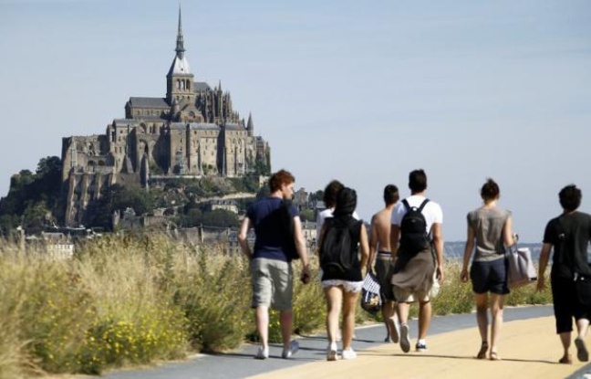 Trois mois après la fermeture des parkings qui défiguraient le mont Saint-Michel, au plus fort de l'été, les navettes reliant la côte au rocher fonctionnent mais nombre de touristes déplorent avoir tant à marcher, et en partie le long d'une zone commerciale. Trois mois après la fermeture des parkings qui défiguraient le mont Saint-Michel, au plus fort de l'été, les navettes reliant la côte au rocher fonctionnent mais nombre de touristes déplorent avoir tant à marcher, et en partie le long d'une zone commerciale.