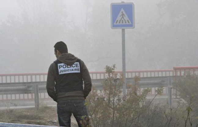 Un policier recherche des indices, le 28 novembre 2011 à Vitrolles, à la suite d'une fusillade entre la police et des malfaiteurs. Un policier recherche des indices, le 28 novembre 2011 à Vitrolles, à la suite d'une fusillade entre la police et des malfaiteurs.