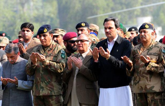 Le chef des armées pakistanais général Ashfaq Kayani (2e à gauche) prie lors des obsèques de 24 soldats pakistanais, morts à cause d'une attaque de l'Otan, à Peshawar, le 27 novembre 2011. Le chef des armées pakistanais général Ashfaq Kayani (2e à gauche) prie lors des obsèques de 24 soldats pakistanais, morts à cause d'une attaque de l'Otan, à Peshawar, le 27 novembre 2011.