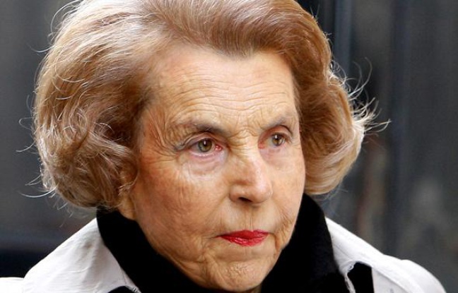 Liliane Bettencourt, l'héritière de L'Oréal, arrive à l'église Saint-Louis-en-l'Ile à Paris, le 6 juillet 2007. Liliane Bettencourt, l'héritière de L'Oréal, arrive à l'église Saint-Louis-en-l'Ile à Paris, le 6 juillet 2007.