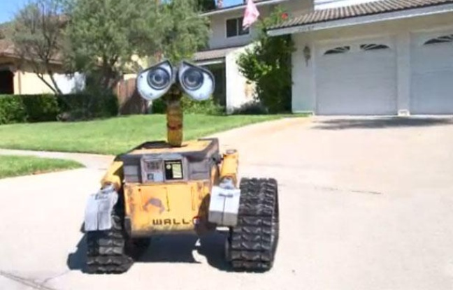 Capture d'écran d'une vidéo montrant un «Wall-E» construit par le californien Mike Senna, en juillet 2012. Capture d'écran d'une vidéo montrant un «Wall-E» construit par le californien Mike Senna, en juillet 2012.