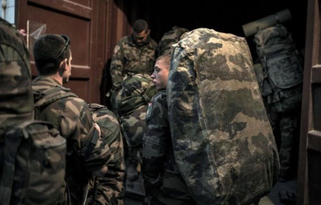 Les dernières troupes combattantes françaises ont quitté Kaboul samedi, deux ans avant le retrait définitif de la force internationale, une étape symbolique dans l'engagement de la France en Afghanistan, qui concorde avec une promesse du président Hollande. Les dernières troupes combattantes françaises ont quitté Kaboul samedi, deux ans avant le retrait définitif de la force internationale, une étape symbolique dans l'engagement de la France en Afghanistan, qui concorde avec une promesse du président Hollande.