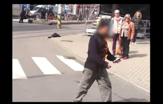 Capture d'écran d'une vidéo du site Internet du quotidien norvégien «VG» montrant un homme s'immolant par le feu devant le tribunal d'Oslo, où se déroule le procès d'Anders Breivik, le 15 mai 2012. Capture d'écran d'une vidéo du site Internet du quotidien norvégien «VG» montrant un homme s'immolant par le feu devant le tribunal d'Oslo, où se déroule le procès d'Anders Breivik, le 15 mai 2012.