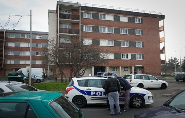 Cite Balagny. Entrée du hall d'immeuble où est décédé un homme de 25 ans durant un contrôle de police (Aulnay-sous-bois en Seine-Saint-Denis le 11 janvier 2012). Cite Balagny. Entrée du hall d'immeuble où est décédé un homme de 25 ans durant un contrôle de police (Aulnay-sous-bois en Seine-Saint-Denis le 11 janvier 2012).
