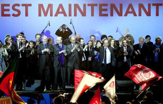 François Hollande et son équipe sur scène place de la Bastille Paris le 6 mai 2012. François Hollande et son équipe sur scène place de la Bastille Paris le 6 mai 2012.