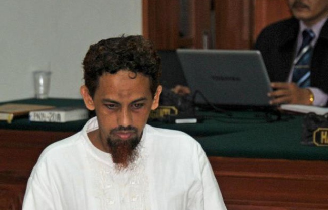 L'islamiste Umar Patek avait minimisé sa participation dans les attentats de Bali de 2002, reconnaissant seulement avoir "aidé à mélanger" cinquante kilos, sur la tonne de produits chimiques qui avaient explosé devant un bar et une boîte de nuit de la station balnéaire de Kuta. L'islamiste Umar Patek avait minimisé sa participation dans les attentats de Bali de 2002, reconnaissant seulement avoir "aidé à mélanger" cinquante kilos, sur la tonne de produits chimiques qui avaient explosé devant un bar et une boîte de nuit de la station balnéaire de Kuta.