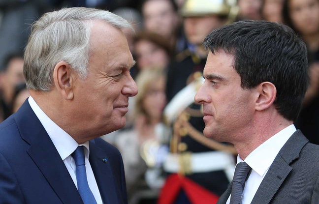 Manuel Valls et Jean-Marc Ayrault se serrent la main le 1er avril 2014. Manuel Valls et Jean-Marc Ayrault se serrent la main le 1er avril 2014.