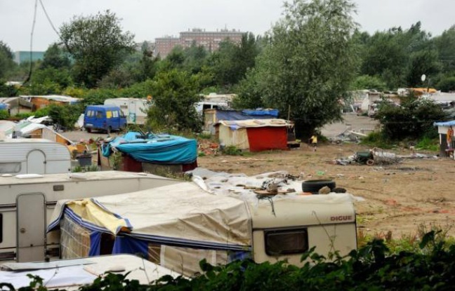 Environ 700 personnes ont manifesté samedi matin dans les rues de Lille contre l'éventuelle implantation sur la commune de Cysoing (nord) d'un campement de Roms évacués en août de la banlieue lilloise. Environ 700 personnes ont manifesté samedi matin dans les rues de Lille contre l'éventuelle implantation sur la commune de Cysoing (nord) d'un campement de Roms évacués en août de la banlieue lilloise.