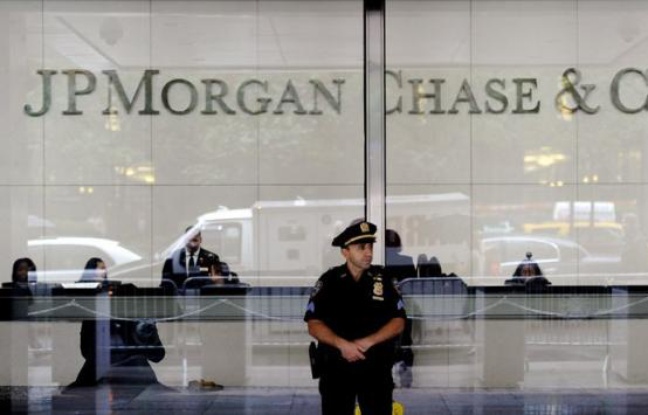 La première banque américaine JPMorgan Chase a annoncé vendredi que sa perte sur les marchés financiers avait atteint 4,4 milliards de dollars, soit plus de deux fois le montant annoncé au départ, et accusé certains "individus" d'avoir cherché à cacher cette déconvenue. La première banque américaine JPMorgan Chase a annoncé vendredi que sa perte sur les marchés financiers avait atteint 4,4 milliards de dollars, soit plus de deux fois le montant annoncé au départ, et accusé certains "individus" d'avoir cherché à cacher cette déconvenue.