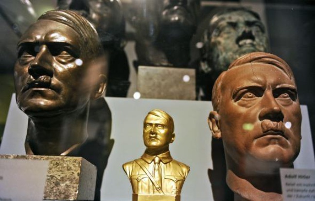 Bustes d'Hitler lors de l'exposition «Hitler et les Allemands» à Berlin, le 13 octobre 2010 Bustes d'Hitler lors de l'exposition «Hitler et les Allemands» à Berlin, le 13 octobre 2010