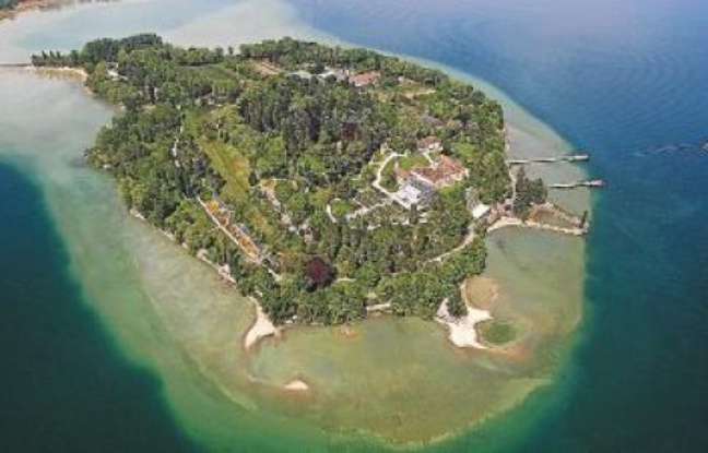 Aménagée en parc botanique, l'île de Mainau est également appelée « l'île aux fleurs ». Aménagée en parc botanique, l'île de Mainau est également appelée « l'île aux fleurs ».