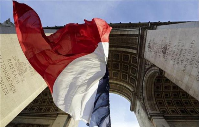 Le drapeau français sous l'Arc de Triomphe à Paris, le 11 novembre 2013. Le drapeau français sous l'Arc de Triomphe à Paris, le 11 novembre 2013.