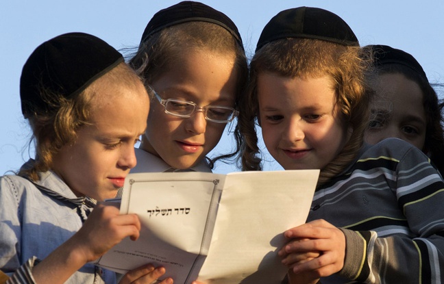 Des enfants portant une kippa. Des enfants portant une kippa.