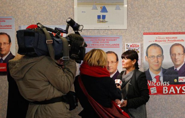 Des policiers perquisitionnent le siège de la fédération socialiste du Pas-de-Calais à Lens, le 6 décembre 2012.La secrètaire générale, Catherine Génisson. Des policiers perquisitionnent le siège de la fédération socialiste du Pas-de-Calais à Lens, le 6 décembre 2012.La secrètaire générale, Catherine Génisson.