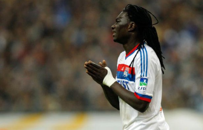 Bafétimbi Gomis pendant un match de Lyon en avril 2012. Bafétimbi Gomis pendant un match de Lyon en avril 2012.
