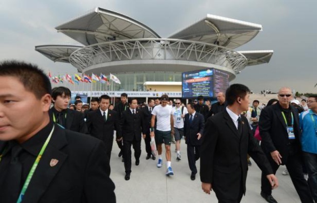 Le blogueur anonyme qui avait posté une menace de mort contre Roger Federer sur un site chinois affirmant qu'il allait "assassiner" le numéro un mondial lors du Masters 1000 de Shanghai s'est excusé mardi sur le même site tout en restant dans l'ombre. Le blogueur anonyme qui avait posté une menace de mort contre Roger Federer sur un site chinois affirmant qu'il allait "assassiner" le numéro un mondial lors du Masters 1000 de Shanghai s'est excusé mardi sur le même site tout en restant dans l'ombre.