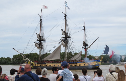 L'HERMIONE QUITTE BORDEAUX POUR REJOINDRE ROCHEFORT 515x330_navire-tire-coups-canon-signe-salut