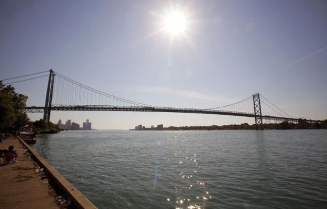 Le gouvernement canadien a annoncé vendredi la construction d'un nouveau pont, un deuxième, entre les villes de Windsor au Canada et Detroit aux Etats-Unis, un projet de près de 4 milliards de dollars pour le carrefour commercial frontalier le plus important d'Amérique du Nord. Le gouvernement canadien a annoncé vendredi la construction d'un nouveau pont, un deuxième, entre les villes de Windsor au Canada et Detroit aux Etats-Unis, un projet de près de 4 milliards de dollars pour le carrefour commercial frontalier le plus important d'Amérique du Nord.