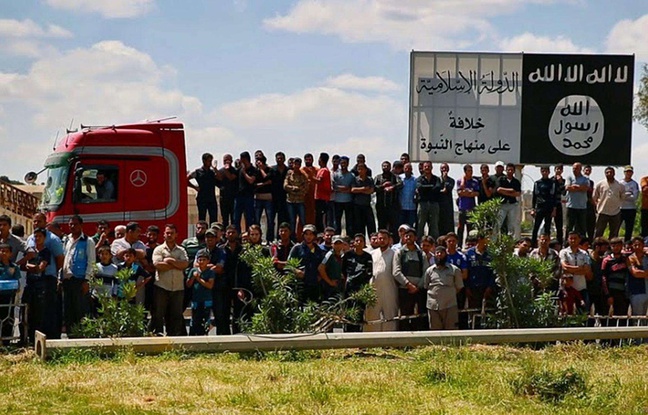 Militants de l'organisation Etat islamique à Mossoul dans une photo publiée en 2015. Militants de l'organisation Etat islamique à Mossoul dans une photo publiée en 2015.