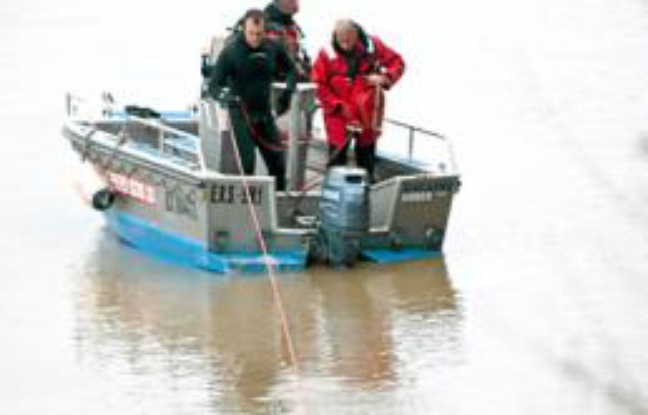 Les sapeurs-pompiers de Bordeaux ont sondé la Garonne. Les sapeurs-pompiers de Bordeaux ont sondé la Garonne.