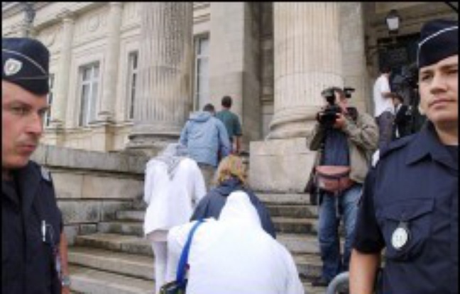 La cour d'assises de Loire-Atlantique juge en appel à partir de vendredi douze hommes faisant partie des 61 personnes condamnées en première instance en juillet 2005 à Angers à l'issue du plus grand procès de pédophilie jamais organisé en France. La cour d'assises de Loire-Atlantique juge en appel à partir de vendredi douze hommes faisant partie des 61 personnes condamnées en première instance en juillet 2005 à Angers à l'issue du plus grand procès de pédophilie jamais organisé en France.