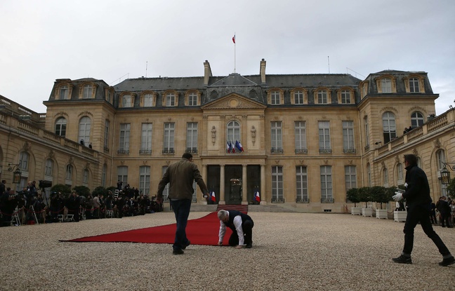 Derniers préparatifs dans la cour de l'Elysée pour la passation de pouvoir entre François Hollande et Emmanuel Macron, le 14 mai 2017. Derniers préparatifs dans la cour de l'Elysée pour la passation de pouvoir entre François Hollande et Emmanuel Macron, le 14 mai 2017.