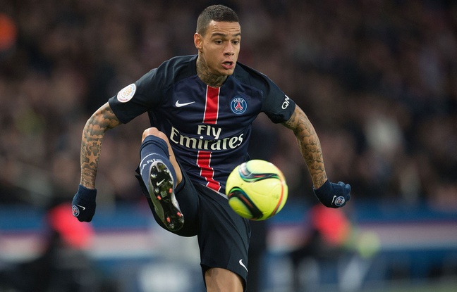 Gregory van der Wiel lors du match entre le PSG et Angers le 23 janvier 2016. Gregory van der Wiel lors du match entre le PSG et Angers le 23 janvier 2016.