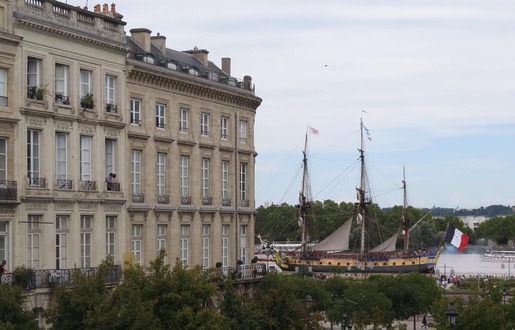 L'HERMIONE QUITTE BORDEAUX POUR REJOINDRE ROCHEFORT 515x330_fregate-entre-facades-quais-lors-depart