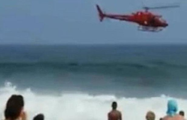 Brésil: Un hélicoptère venu sauver un nageur se crashe devant la plage le 29 décembre 2012 Brésil: Un hélicoptère venu sauver un nageur se crashe devant la plage le 29 décembre 2012